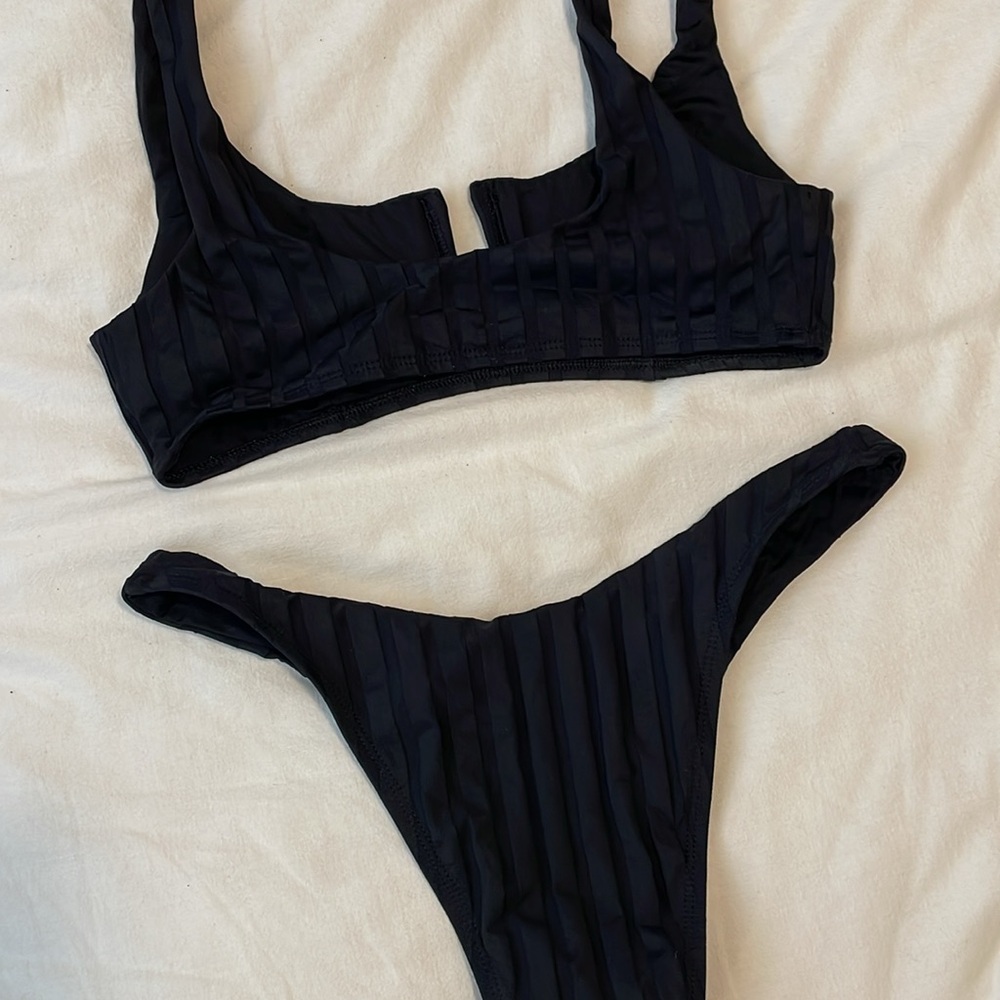 Black bikini - Picture 3 of 3